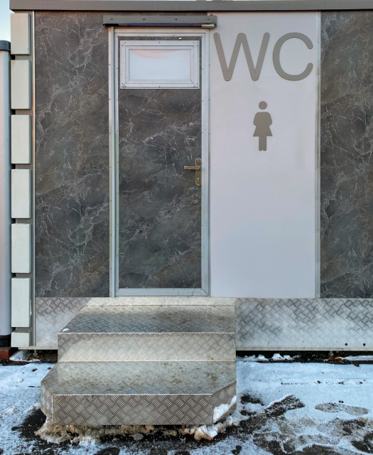 Zócalo aluminio en el baño