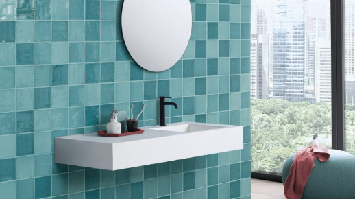 Baño con azulejos azules