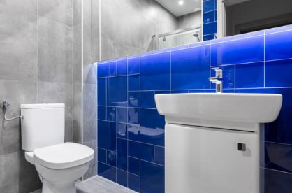 Baño azulejos con brillo