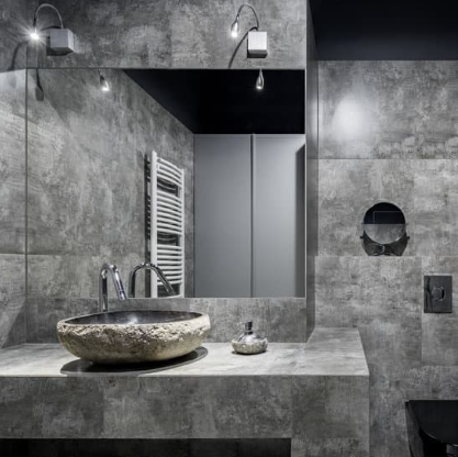 Baño pequeño oscuro