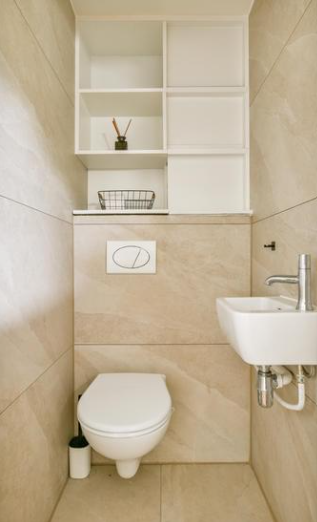 Baño con azulejos grandes