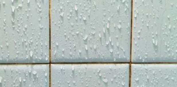 Azulejo con gotas de lluvia